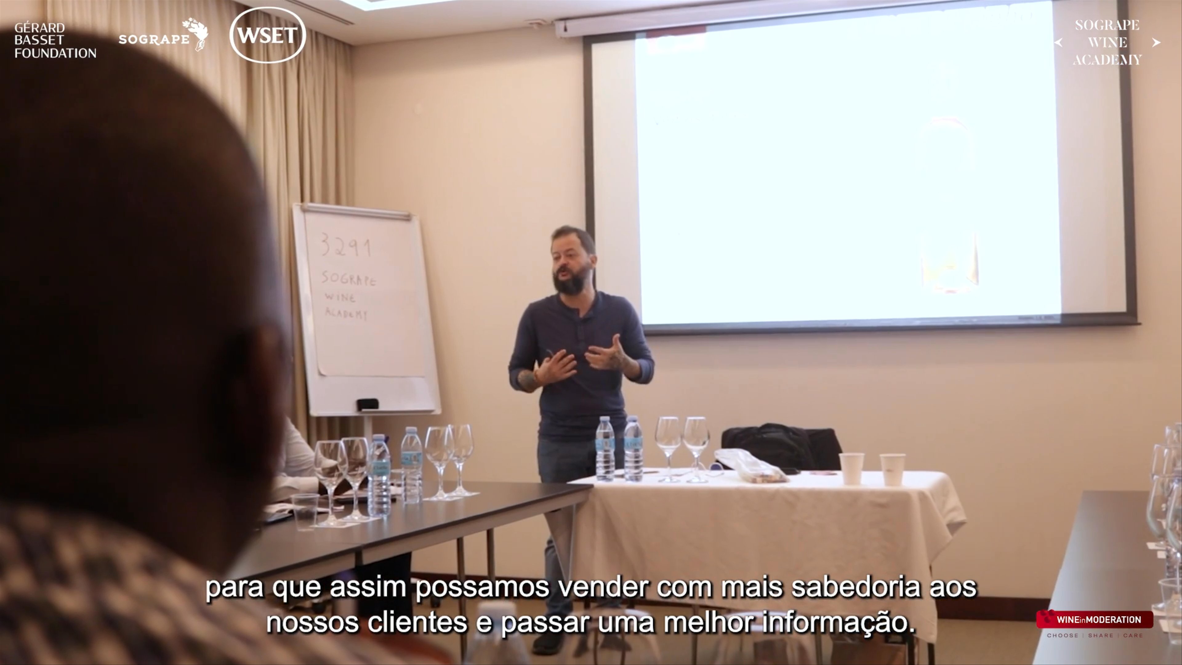 Miniatura do vídeo: Bolsas de Estudo em Angola | Educação com impacto social