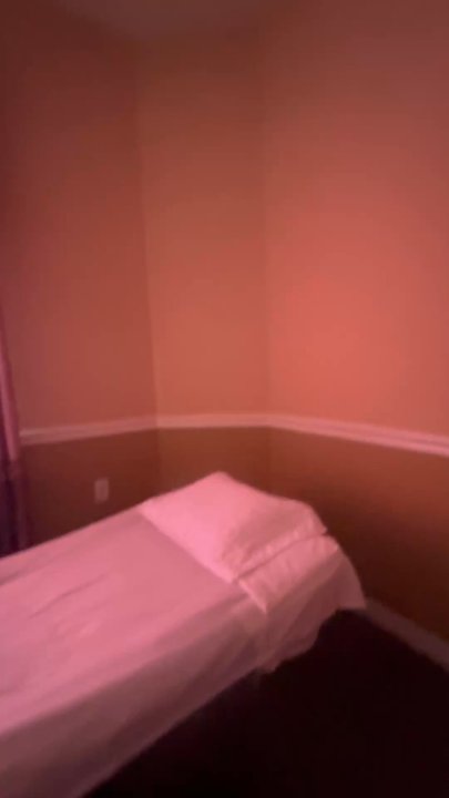 Sunshine  Relax  Massage  Spa - The room I got.  I did the combo but asked if I was able to do 30 min foot & then 30 min body massage . No problem and same price . - Reflexology Near Me - Bradenton, Florida