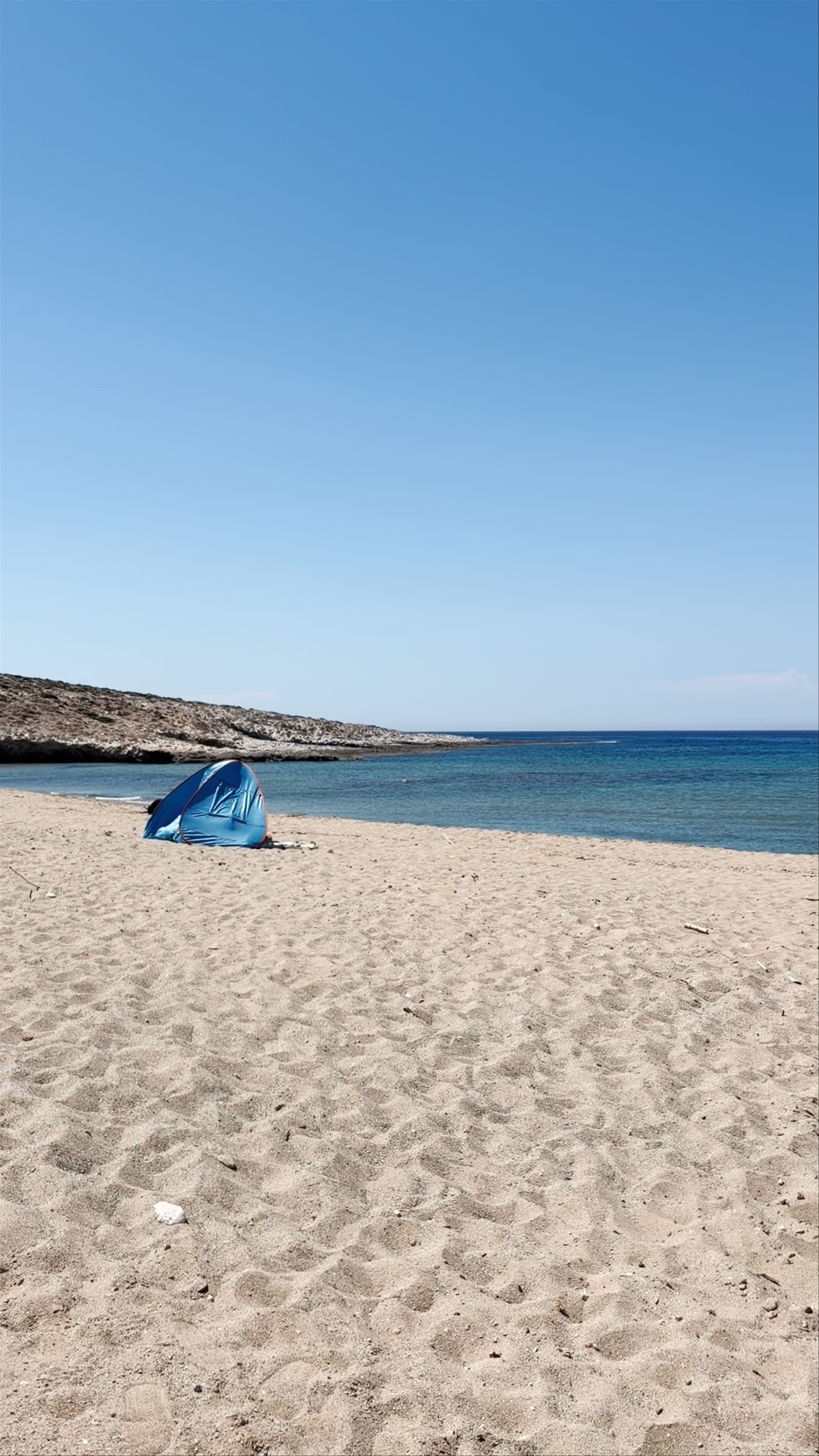 Alogomandra Beach: Serene Coastal Escape in Milos, Greece