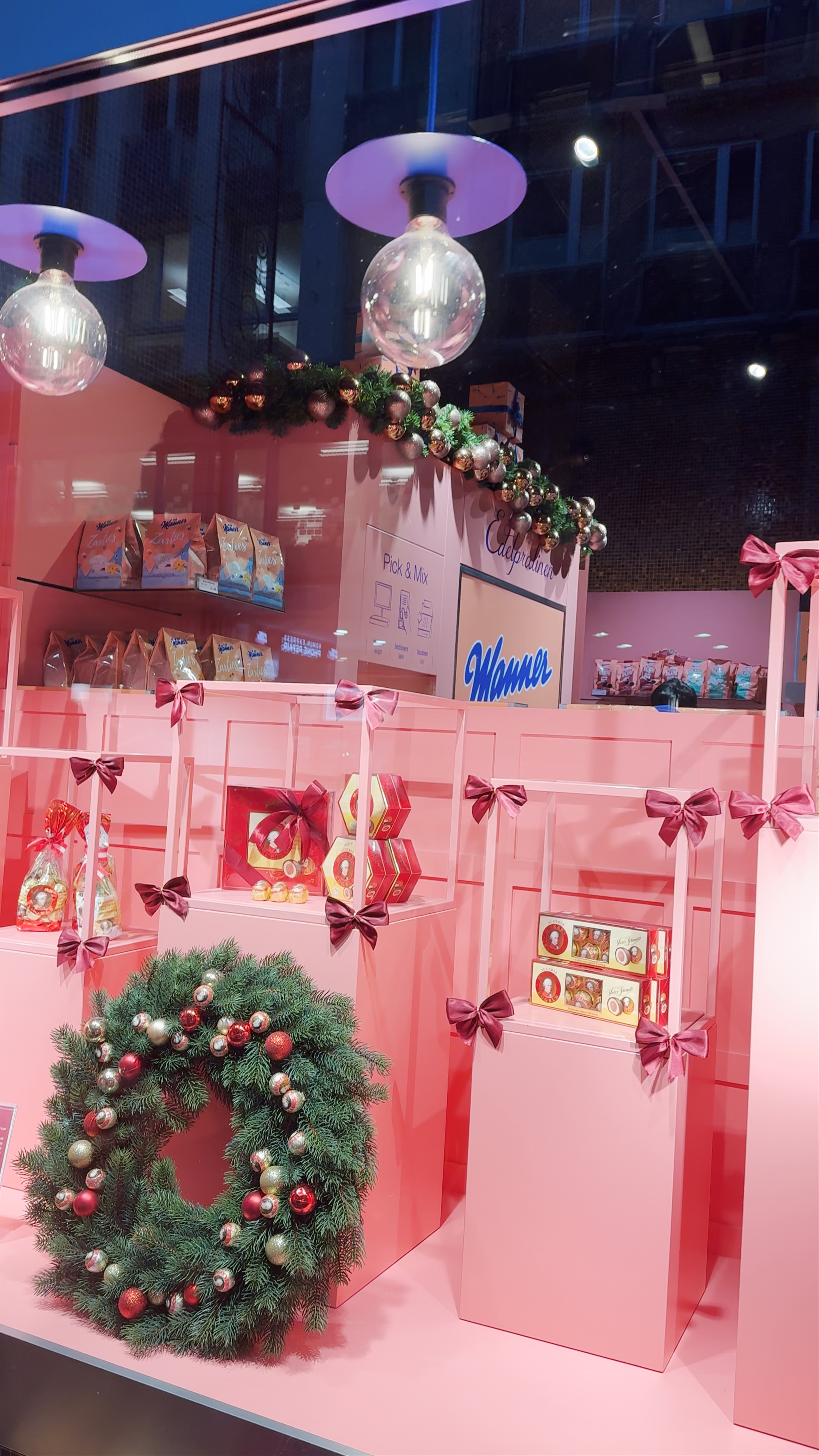 Manner Shop Wien Stephansplatz: Festive Viennese Confectionery Delight