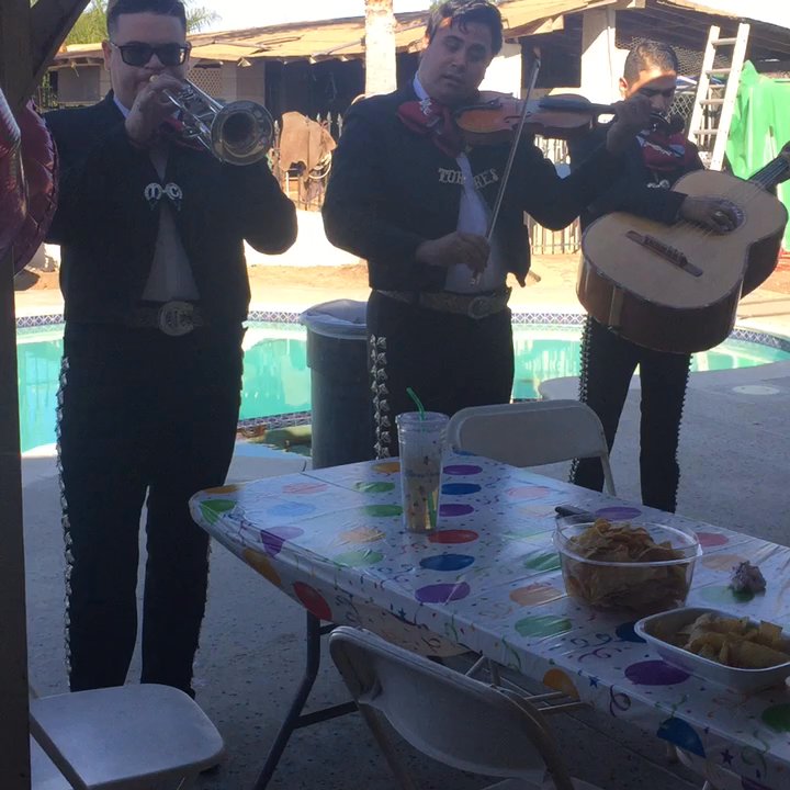 Mariachi Estrellas Del Pacífico - Coming in surprising grandma - Musicians Near Me