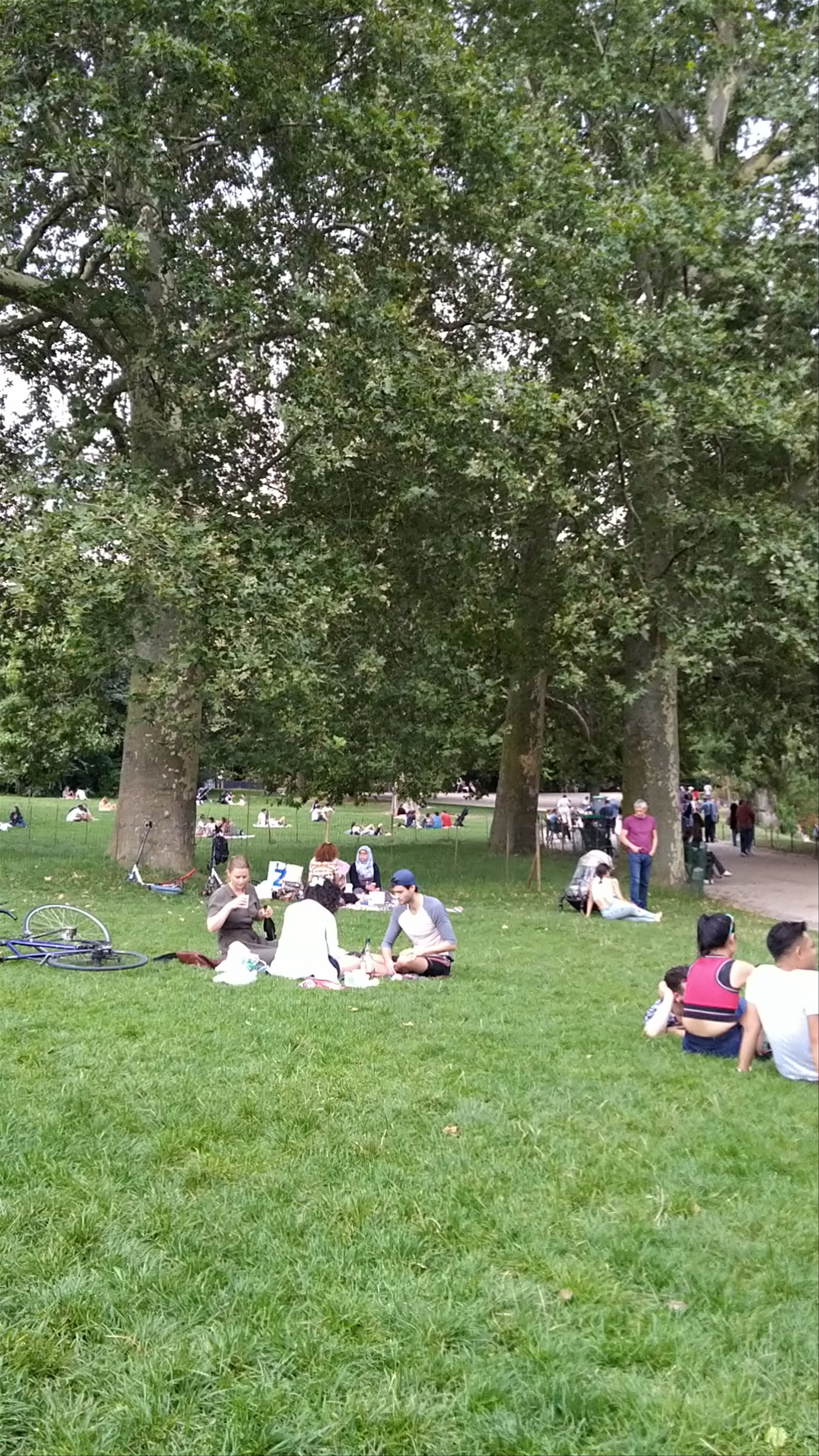 Buttes-Chaumont Park: Urban Oasis in Paris