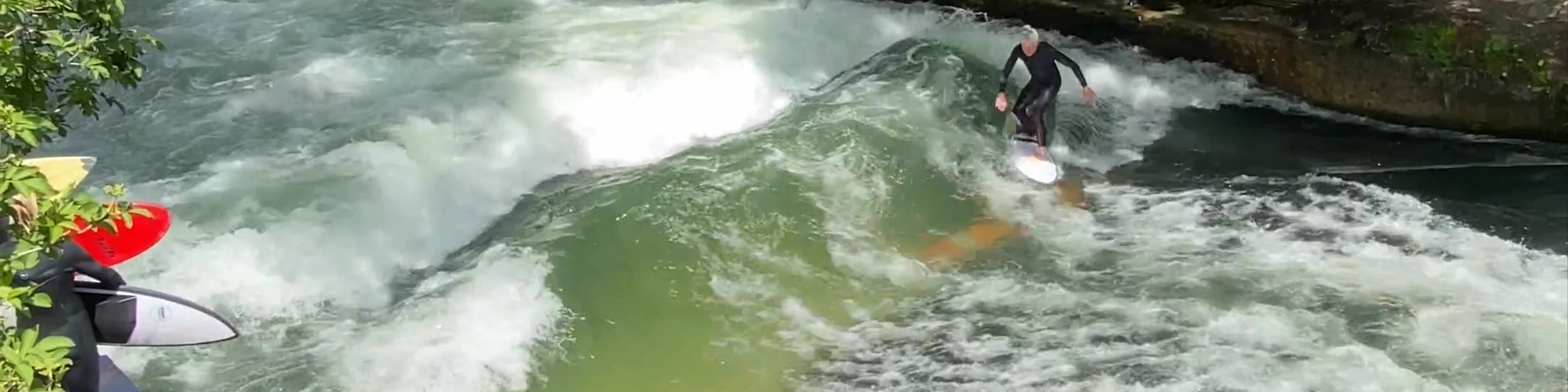 E2 Kleine Eisbachwelle / River Surfing