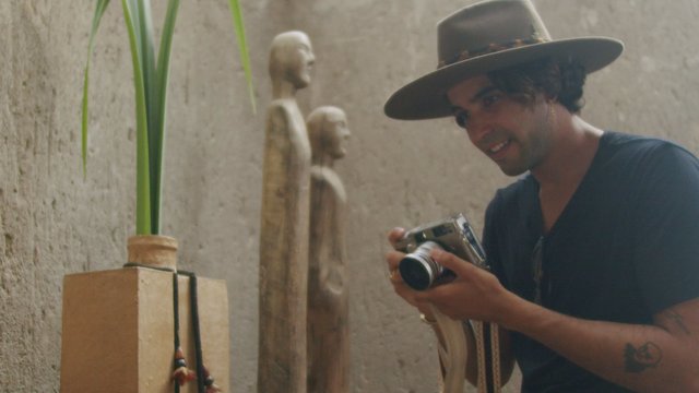 Guy fotografiando monumentos del hotel