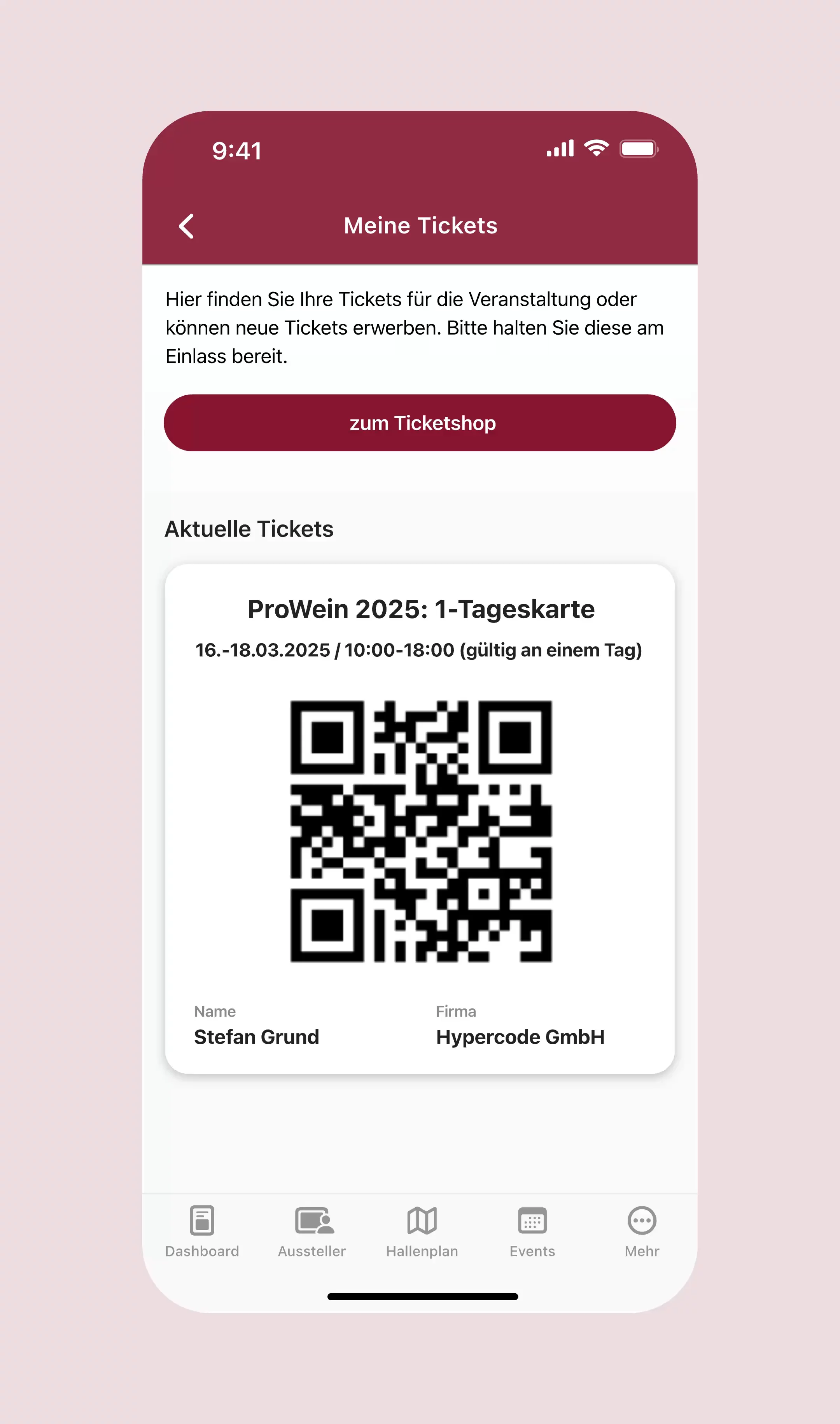 Darstellung der Eventmanagement-Funktionen der dimedis FairMate Event-App, einer hybriden Mobile App für iOS und Android, konzipiert, gestaltet und entwickelt von Hypercode. Zu sehen sind das persönliche Messeticket mit QR-Code für den Zutritt zur Veranstaltung, eine Übersicht aller Events, Such- und Filtermöglichkeiten, detaillierte Eventseiten mit Zeit, Ort und Sprache sowie Informationen zu Sprecherinnen und Ausstellerinnen. Die Abfolge verdeutlicht, wie Besucher*innen Events entdecken, planen und direkt innerhalb der App verwalten können. | Hypercode, Digital Product Studio, Köln