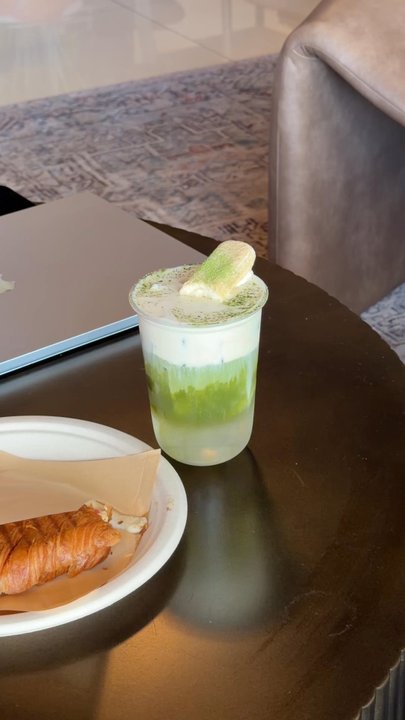 Studio 24 - Soy yo batiendo un tiramisu matcha - Coffee & Tea Near Me - Miami, Florida