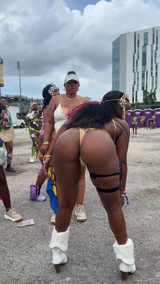 SHAKE IT FOR THE CAMERA .......