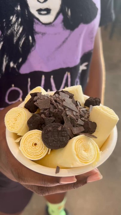 The Rolling House - Oreo cookies with chocolate chips - Ice Cream & Frozen Yogurt Near Me - San Pablo, California