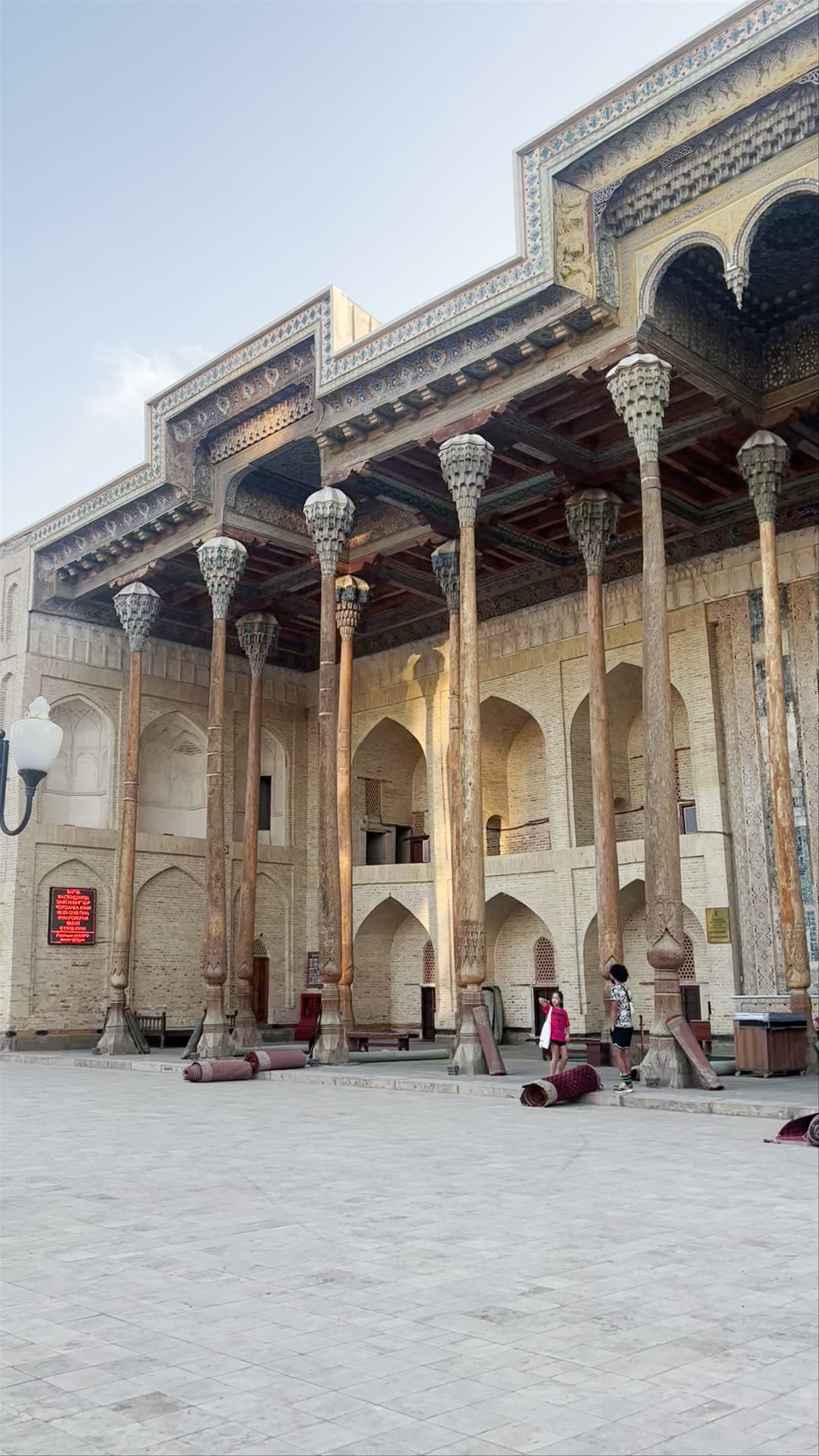 Bolo Hauz Mosque