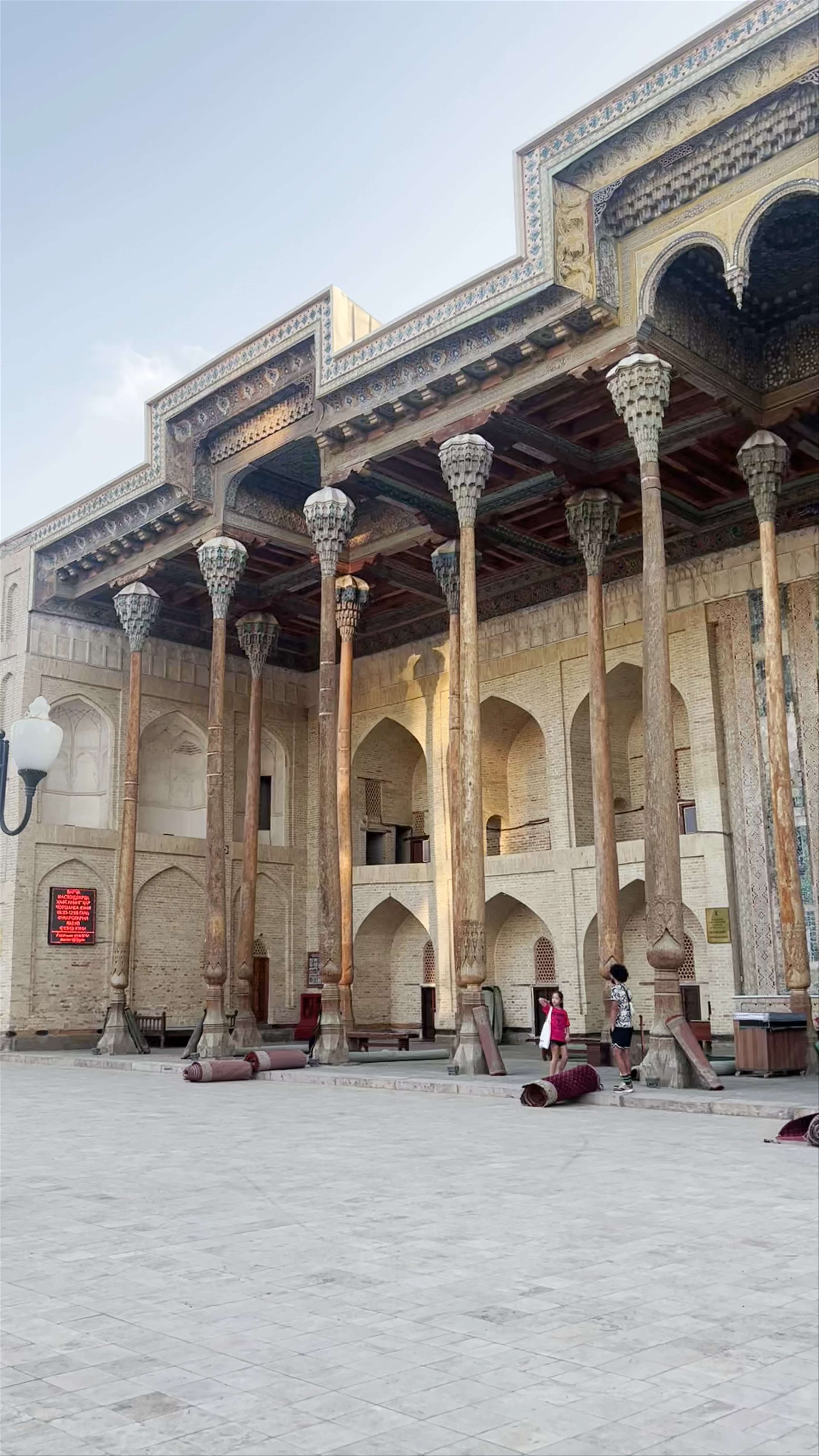 Bolo Hauz Mosque