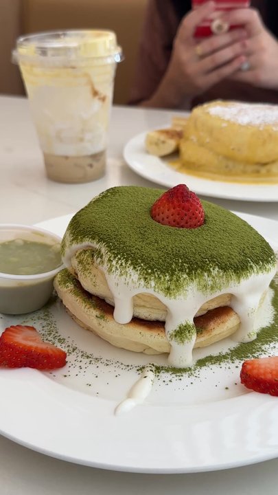 Fluffy Fluffy Dessert Cafe - Matcha white chocolate fluffy pancake - Desserts Near Me - Orlando, Florida