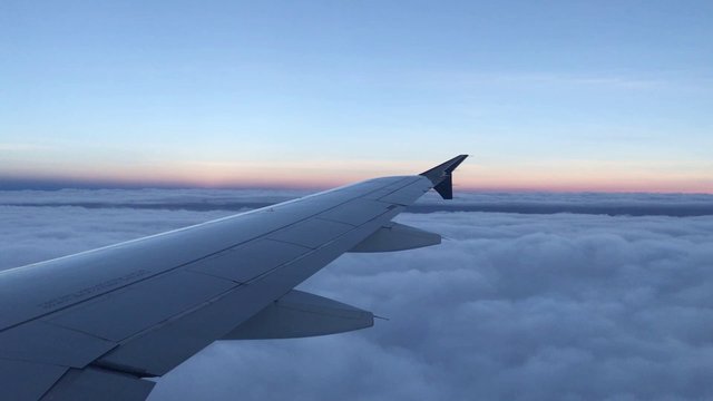 Avión volando por las nubes