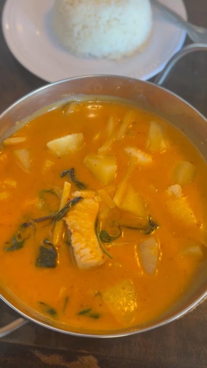 Delish Thai - Pineapple curry with pineapple fried rice and a Thai tea - Thai Near Me - Vancouver, Washington