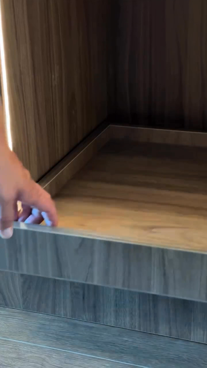 Stylish-walk-in-wardrobe-design.
