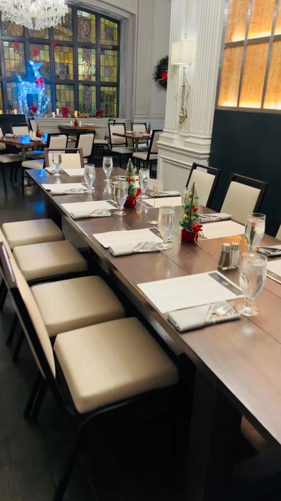 Robie's - They set up the table so beautiful - Cocktail Bars Near Me - Saint Louis, Missouri