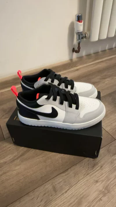 Nike Air Jordan 1 Low uk2/eur34 junior slip on trainers 