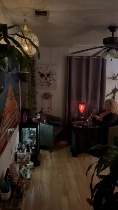Dolcevida - Star getting ready for a reading - Psychic Mediums Near Me