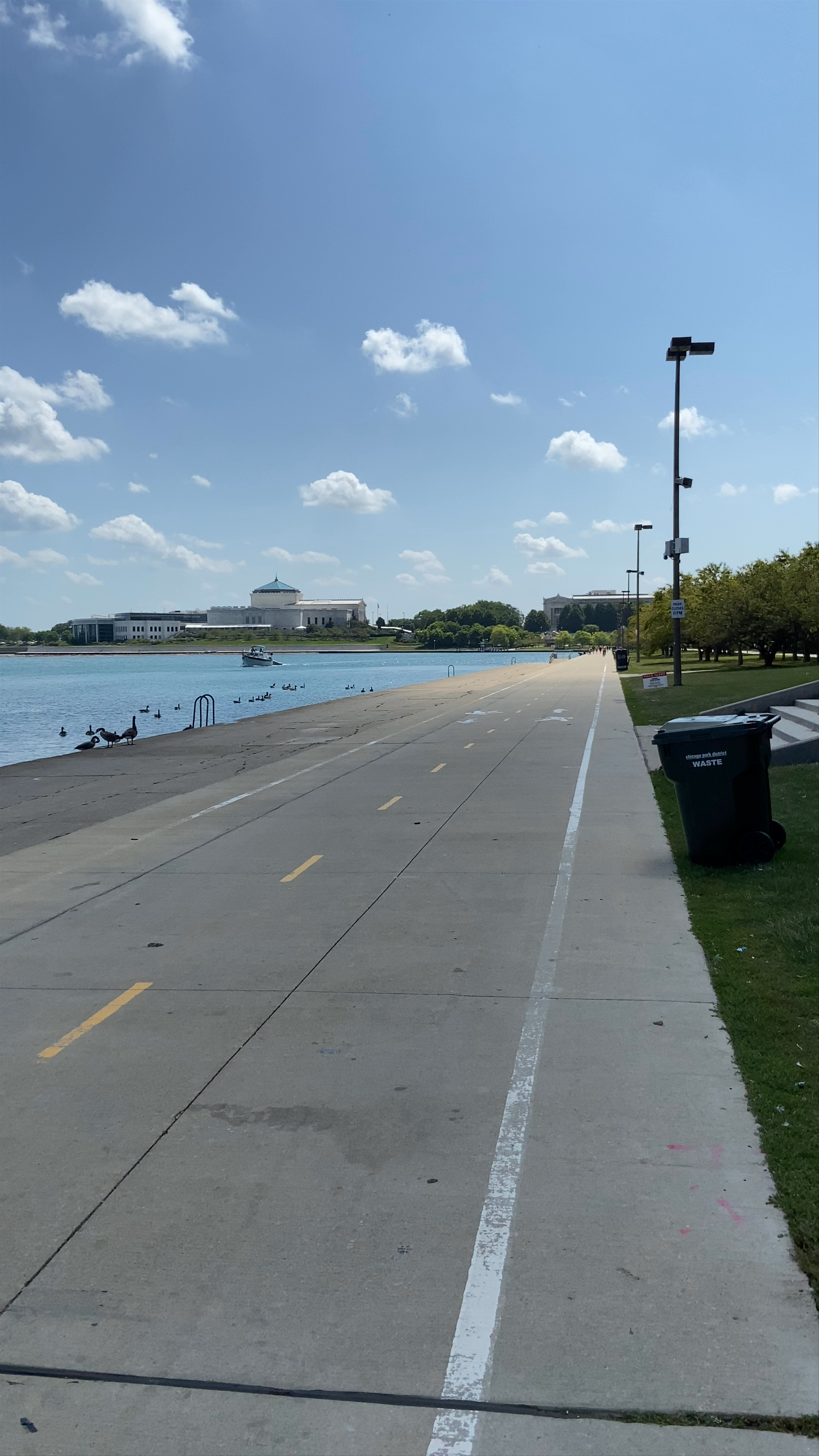 Grant Park Lakefront Trail: Urban Serenity and Lakeside Adventure in Chicago