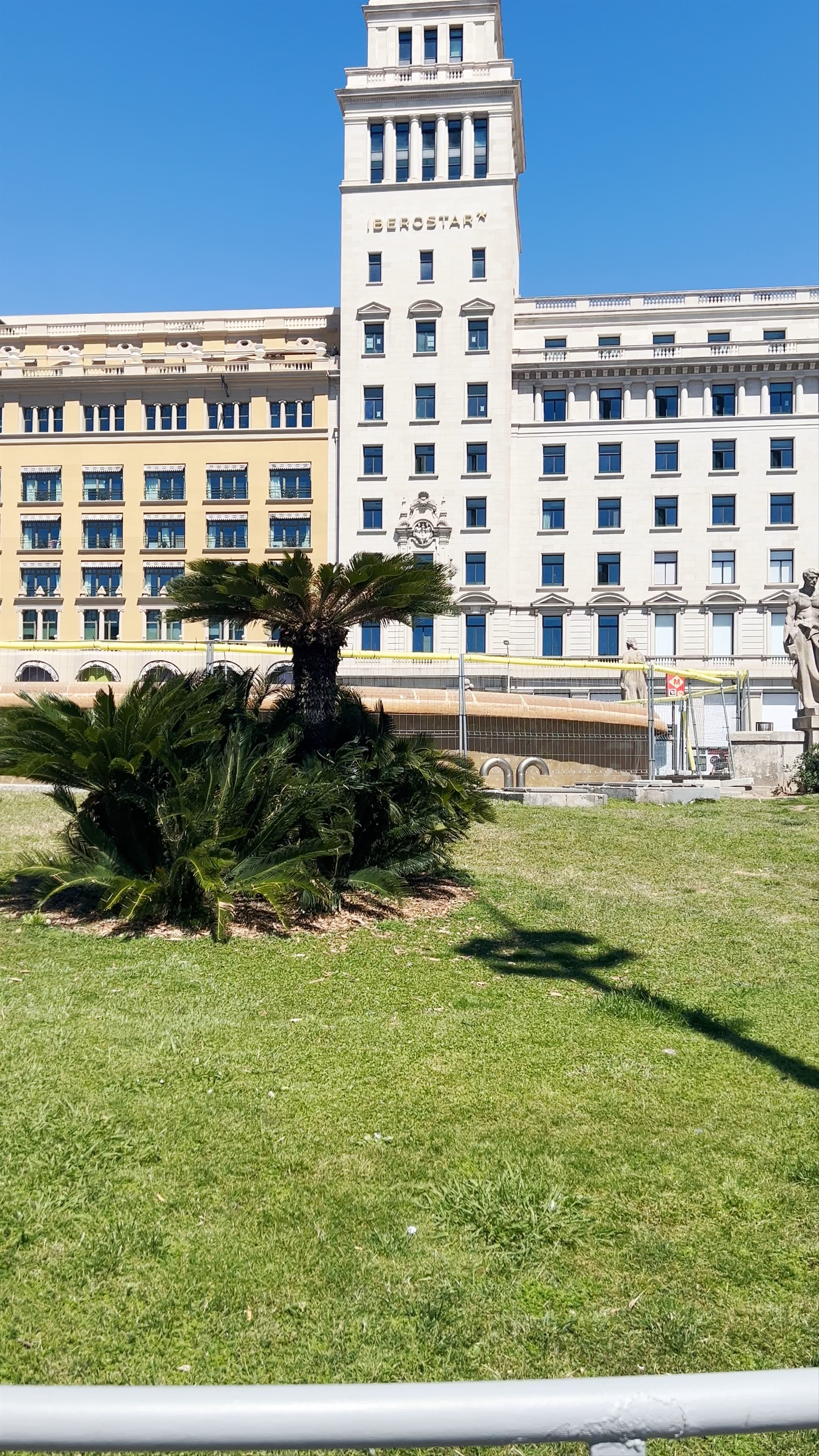 Plaça de Catalunya, Barcelona: A Sunny Urban Oasis