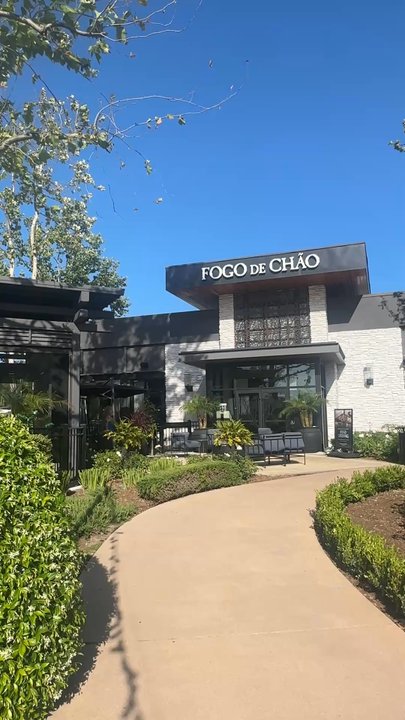 The Lakes - Shopping Centers Near Me - Thousand Oaks, California