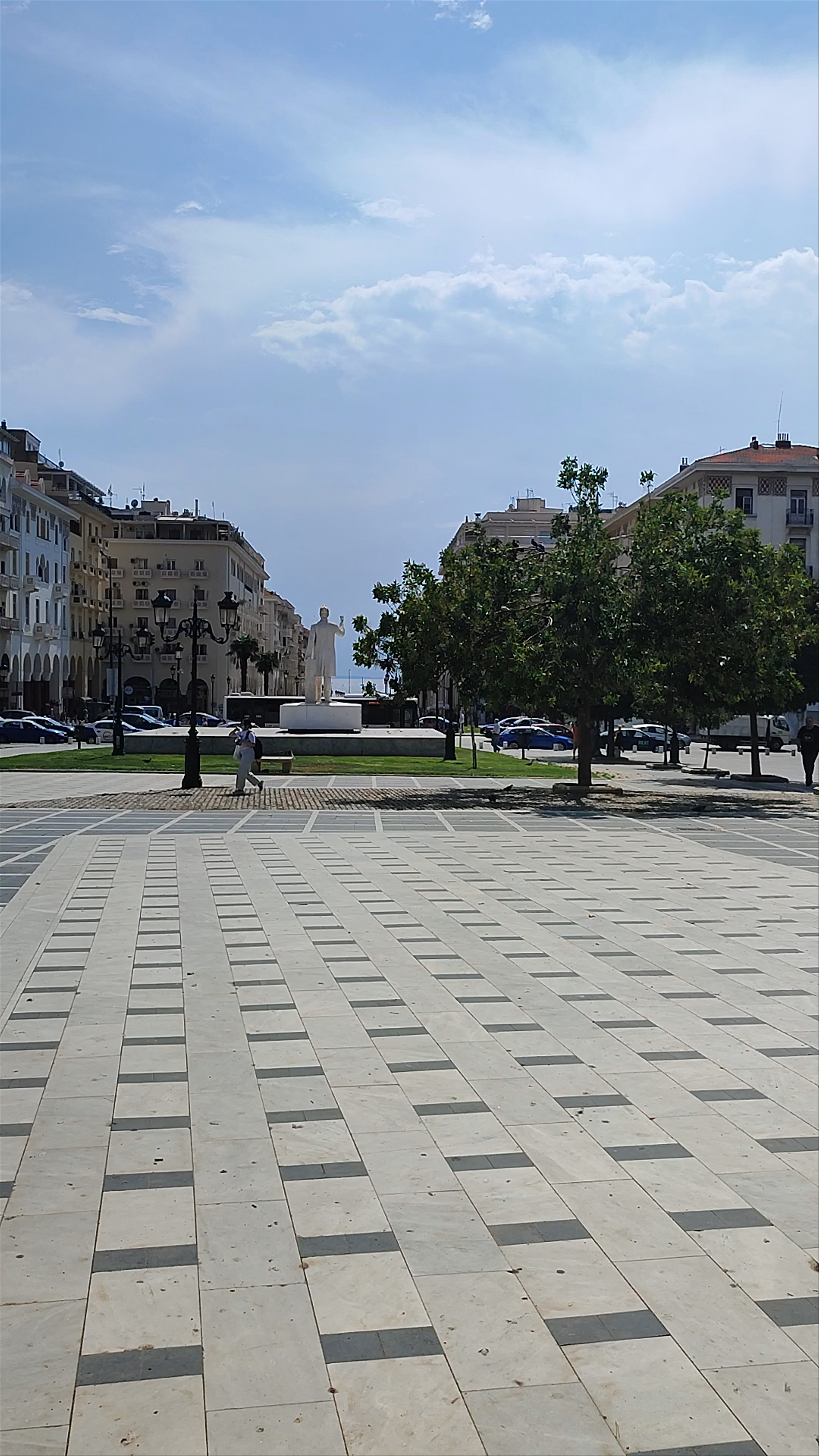 Πλατεία Δικαστηρίων: Peaceful Urban Stroll in Thessaloniki, Greece