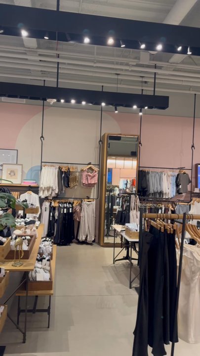 Aritzia - Accessories Near Me - East Rutherford, New Jersey