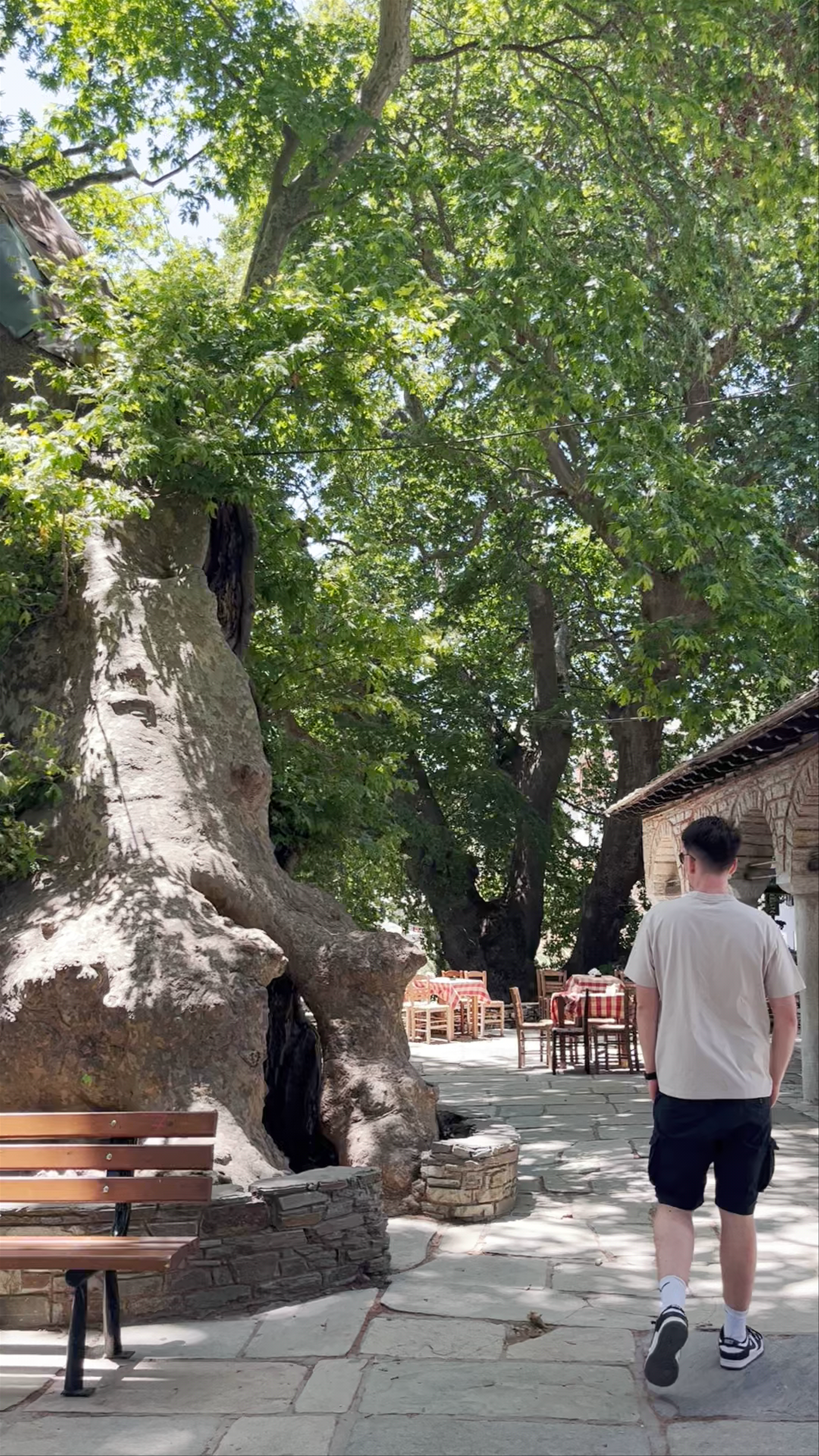 Makrinitsa Central Square: Tranquil Charm in the Heart of Volos, Greece