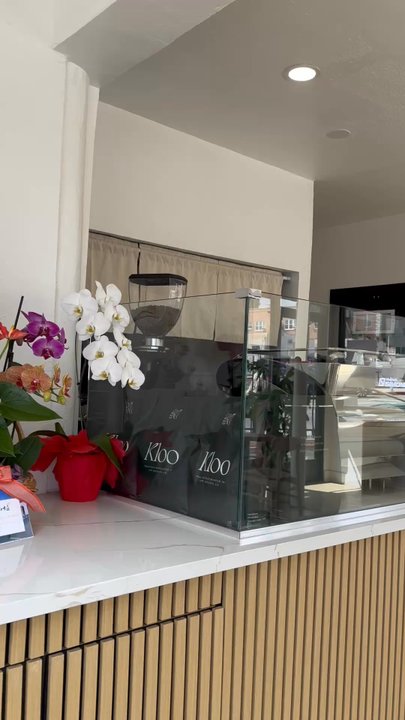 Cafe De Mama - Beautiful peaceful interior with a seating area to enjoy your drink or pastry - Coffee & Tea Near Me - Los Angeles, California