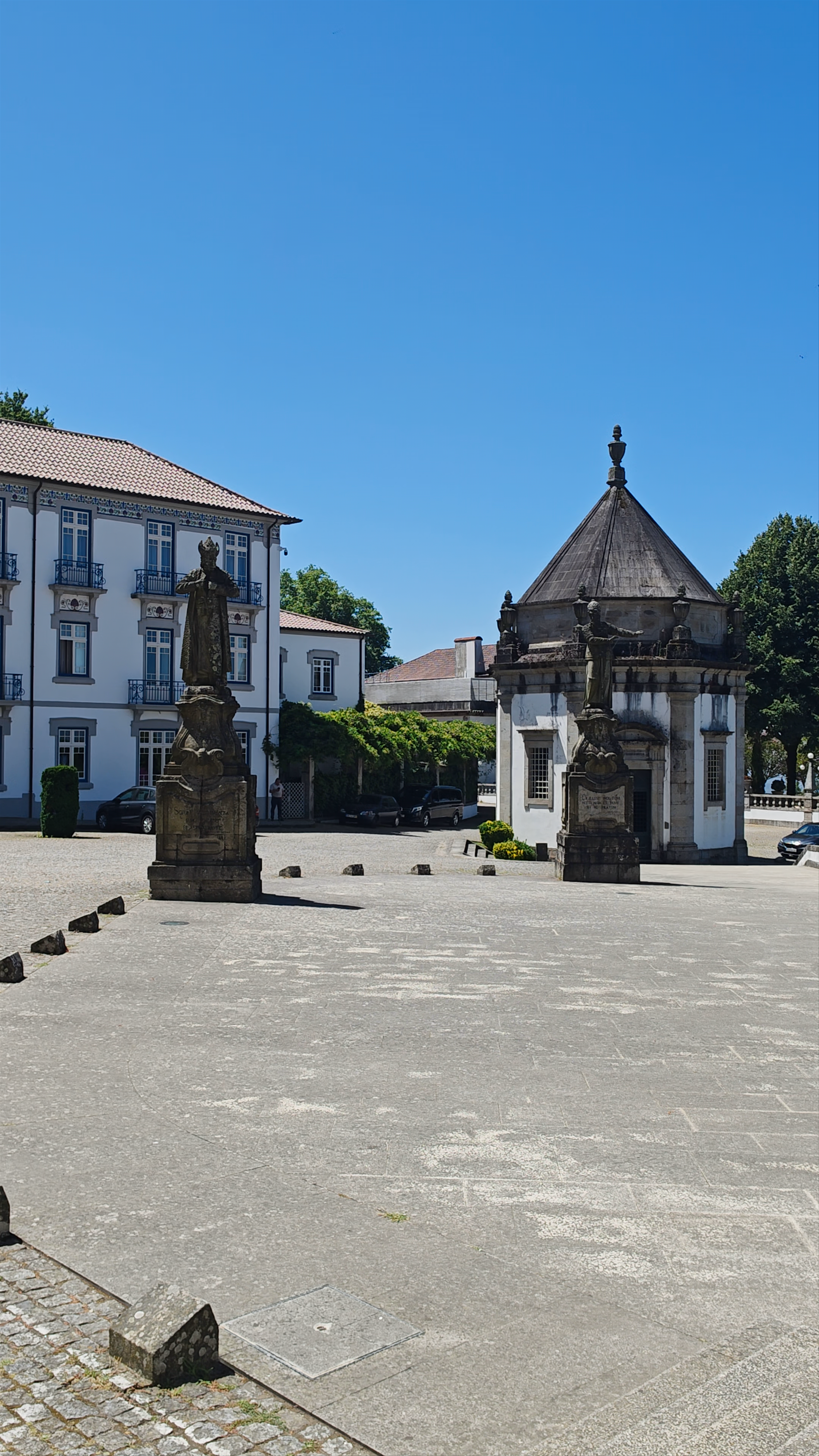 Largo do Pelicano: Tranquil Historic Terrace in Braga, Portugal