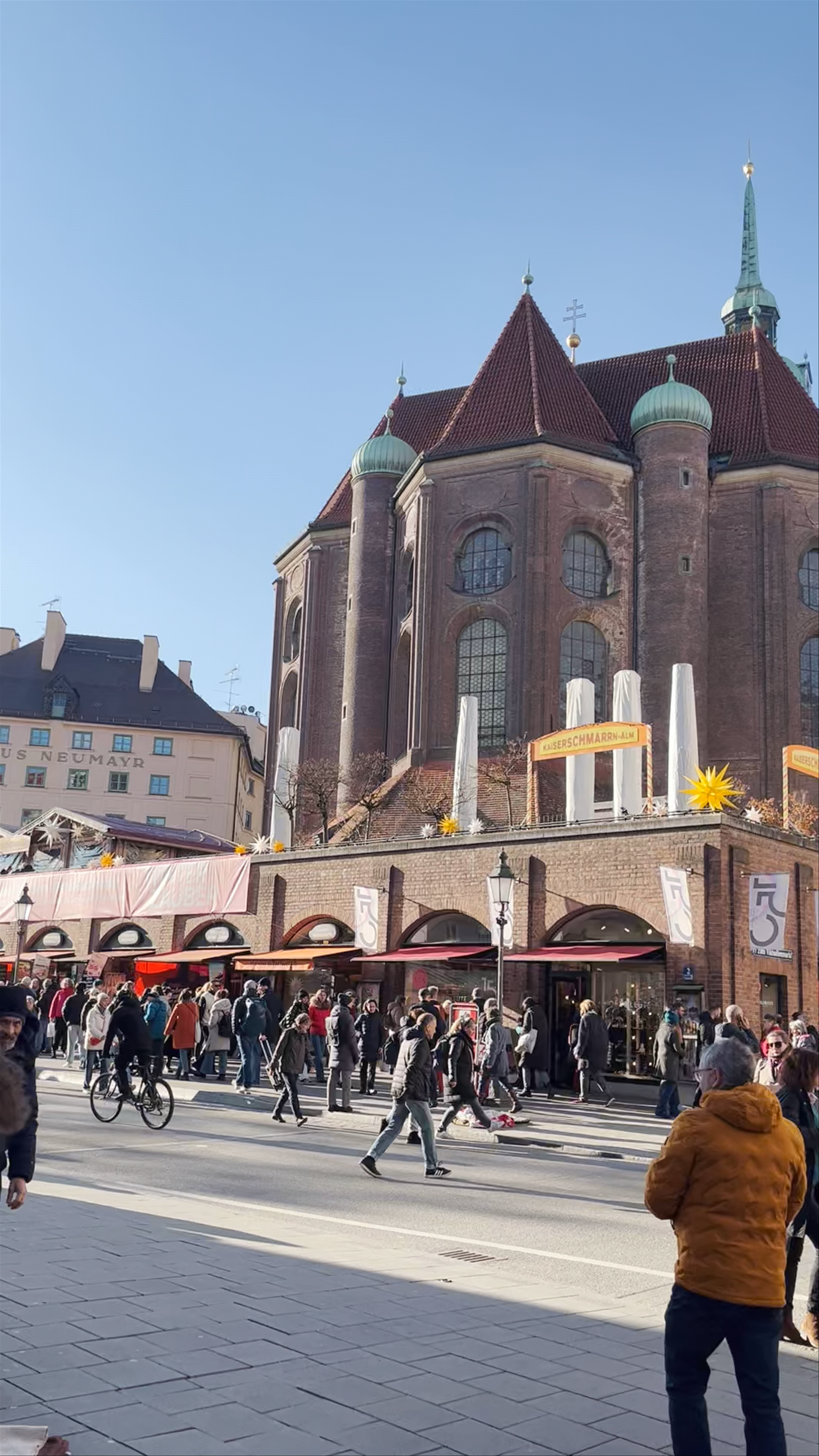 Historic Vibes and Bustling Streets at Antiguo Ayuntamiento de Múnich, Marienplatz