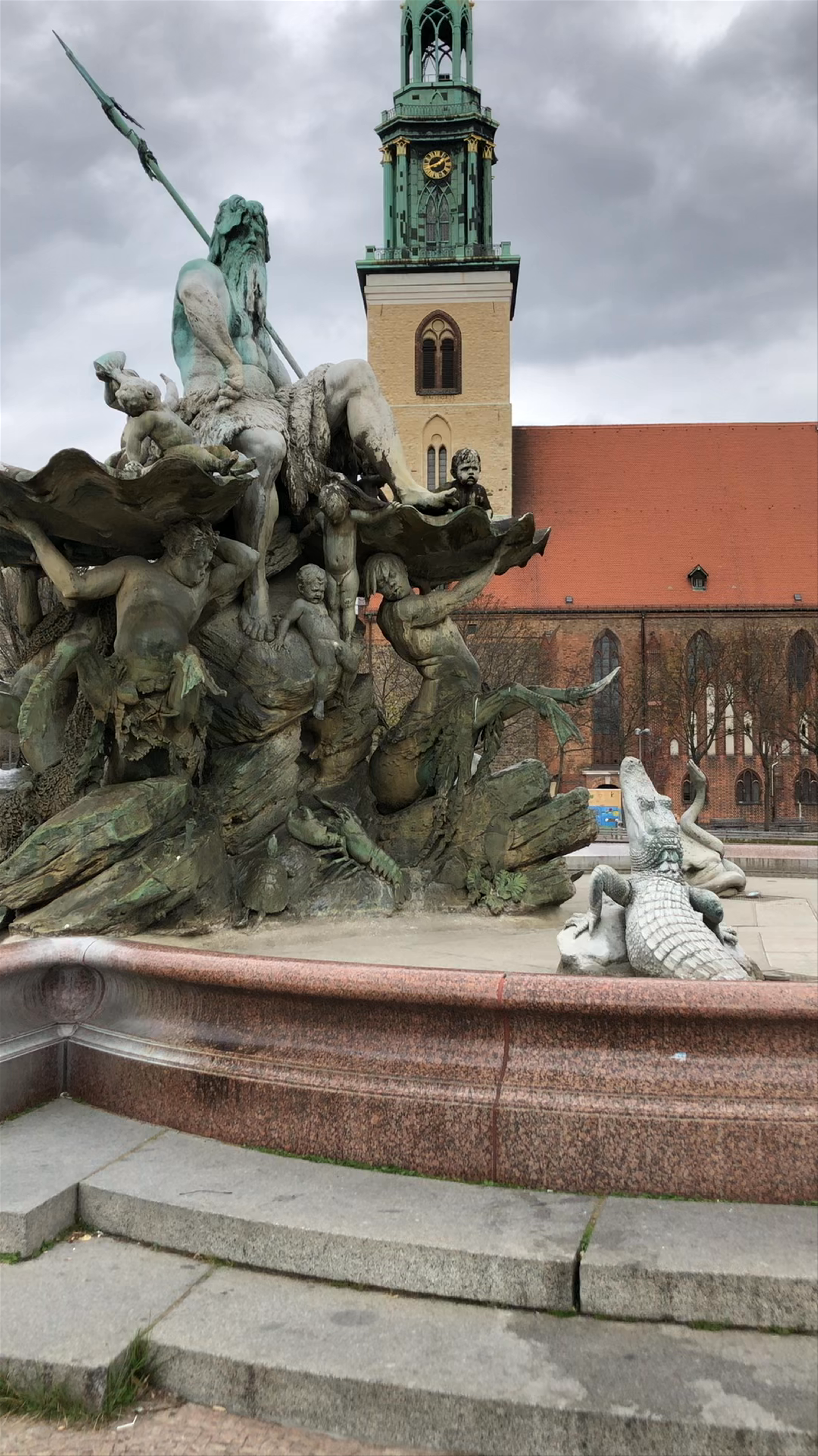 Neptunbrunnen: Berlin's Majestic Neptune Fountain Experience