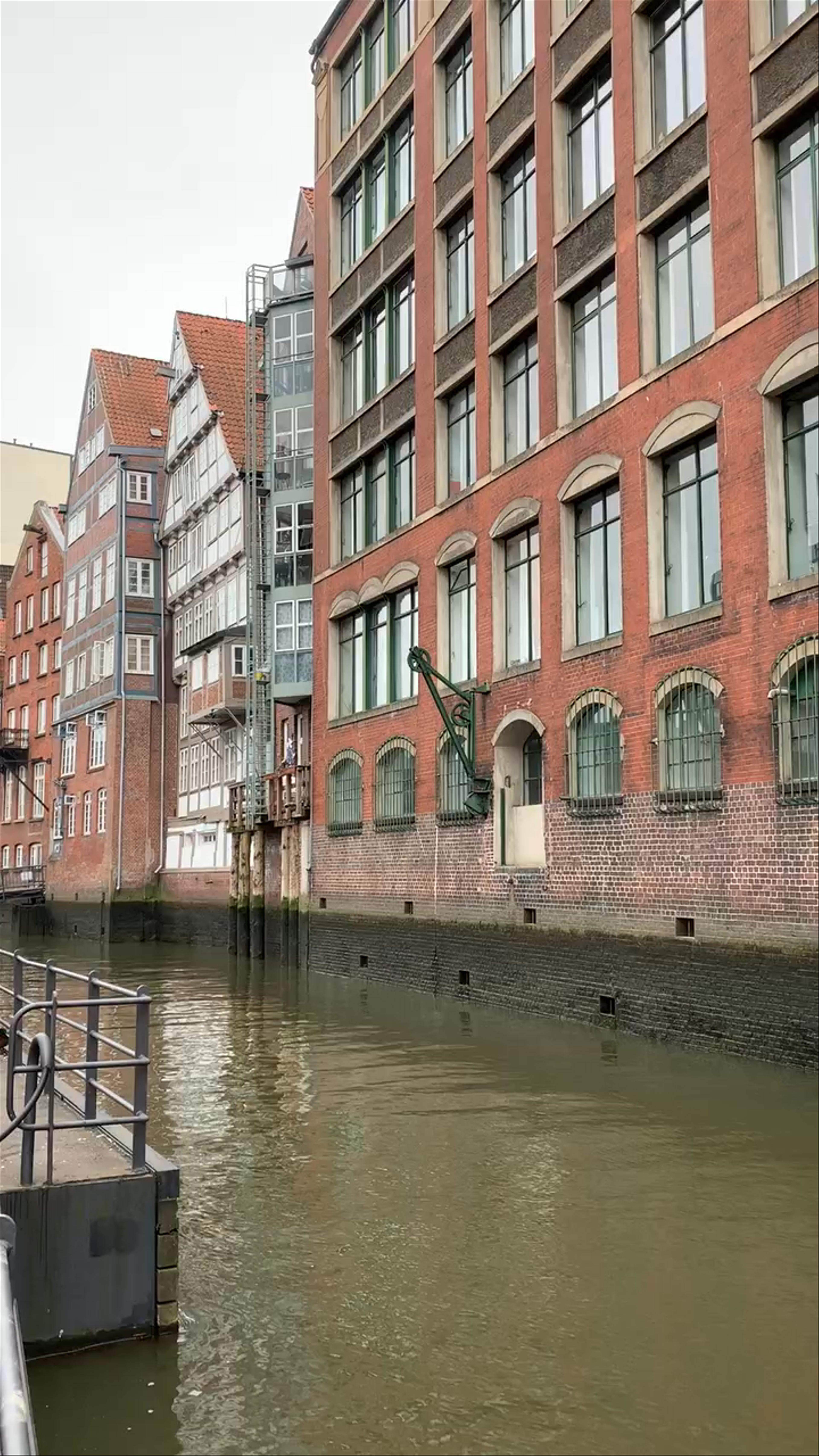 Brooksbrücke Canal Views: Historic Hamburg Waterfront Stroll