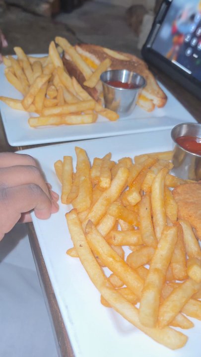 Red Barrel Restaurant - Kids meals - American Near Me - Chicago, Illinois