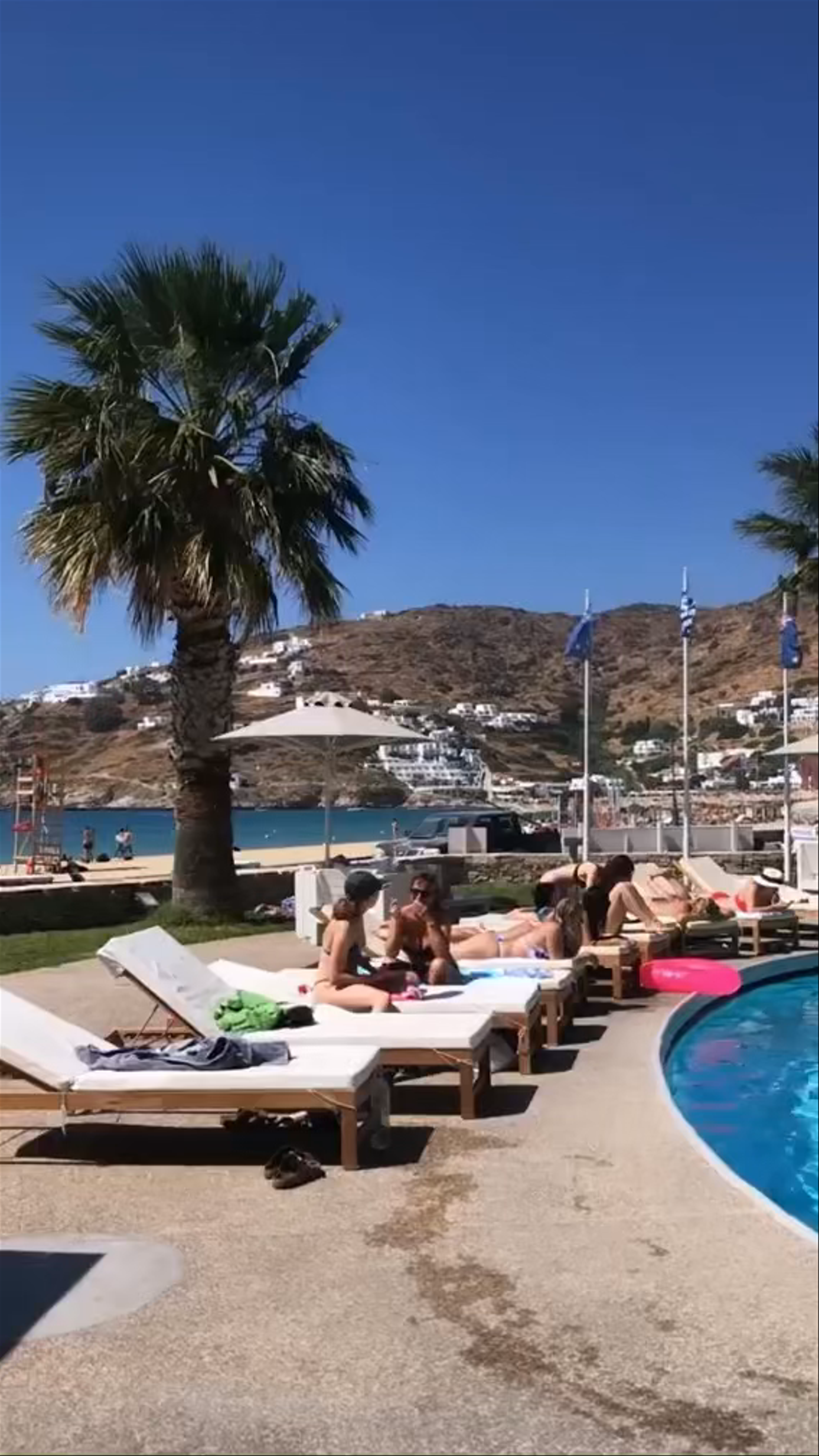 FarOut Beach Club: Sunny Poolside Bliss in Milopotas, Greece