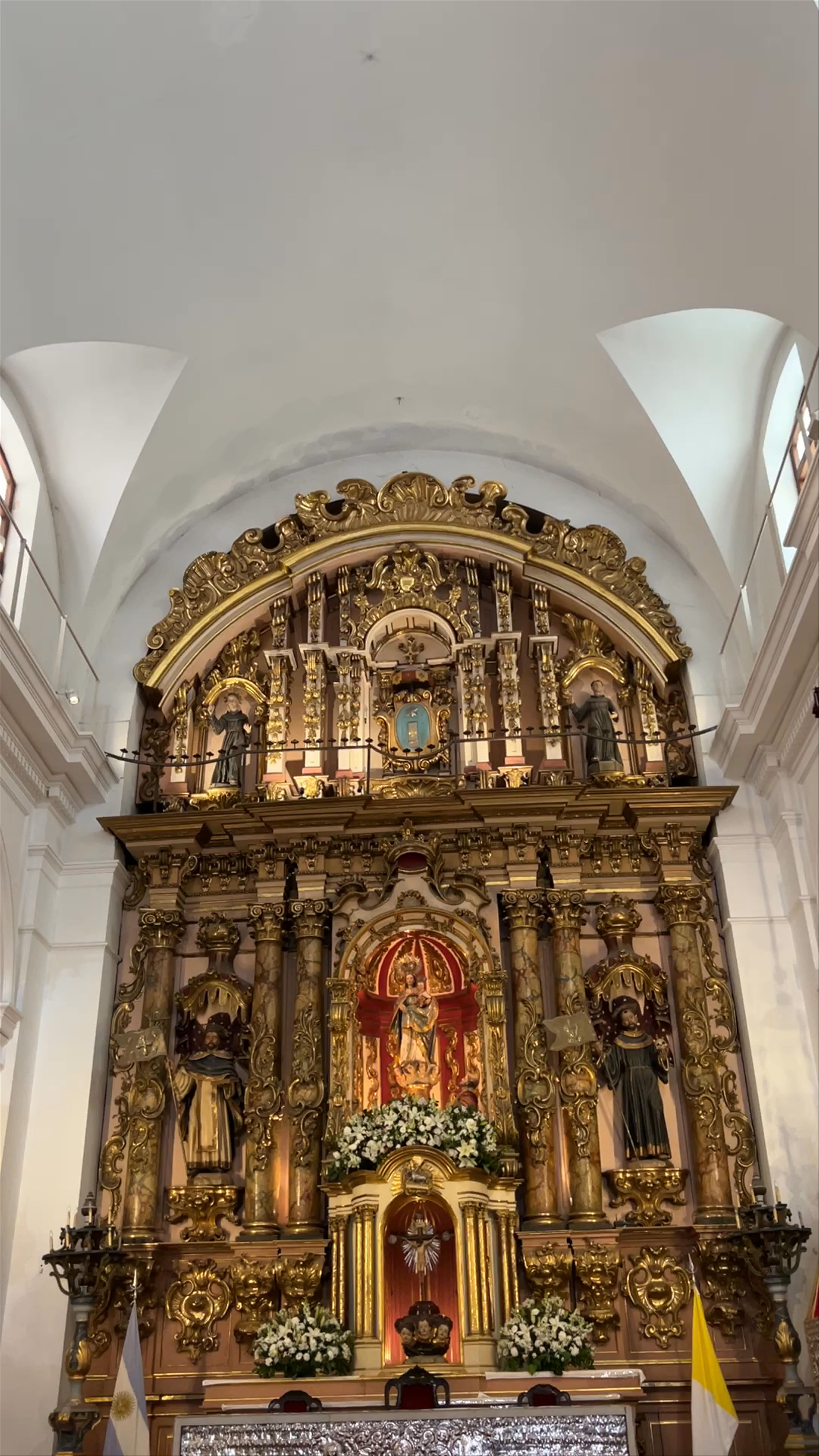 Basílica Nuestra Señora del Pilar: Stunning Baroque Altar in Buenos Aires