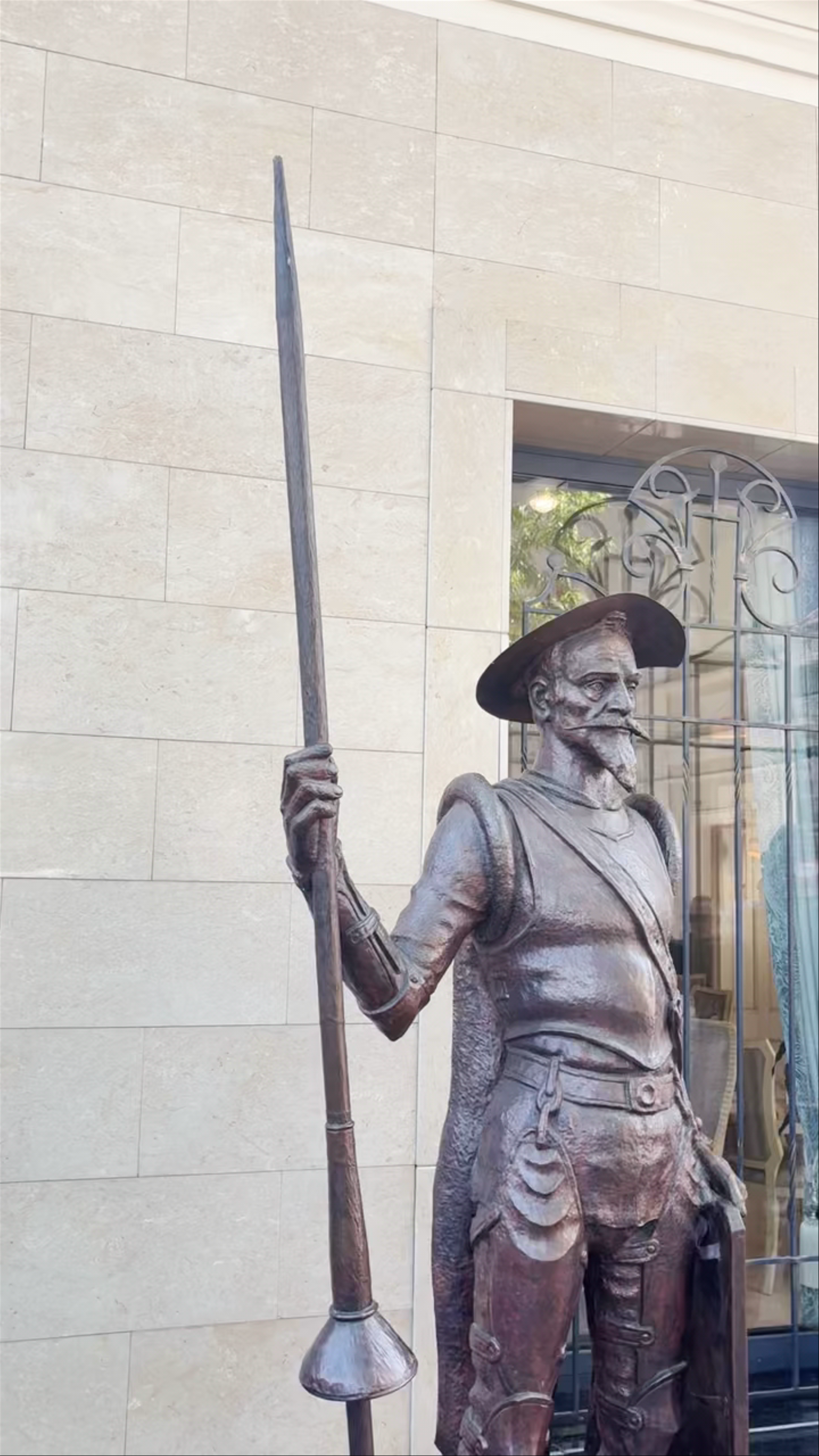 Monuments მონუმენტები
