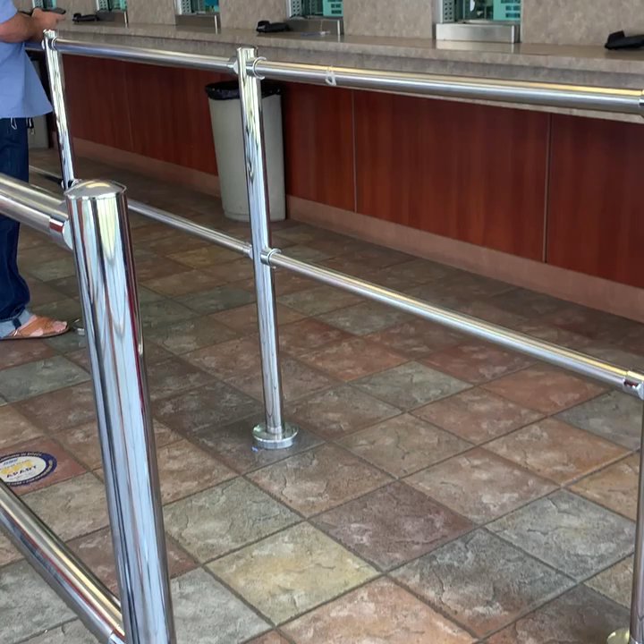 Continental Currency Services - Whoever is in charge of this place is useless.  there is only one person available  and 11 people waiting to be attended - Check Cashing/Pay-day Loans Near Me - Norwalk, California