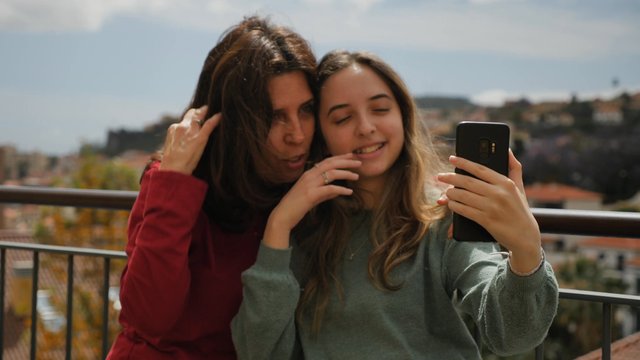 Una hija con una mamá se hace selfies
