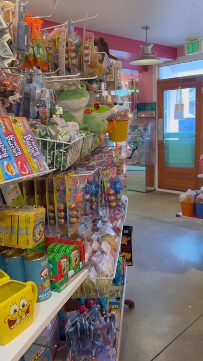 Bruce's Candy Kitchen - Candy Stores Near Me - Cannon Beach, Oregon