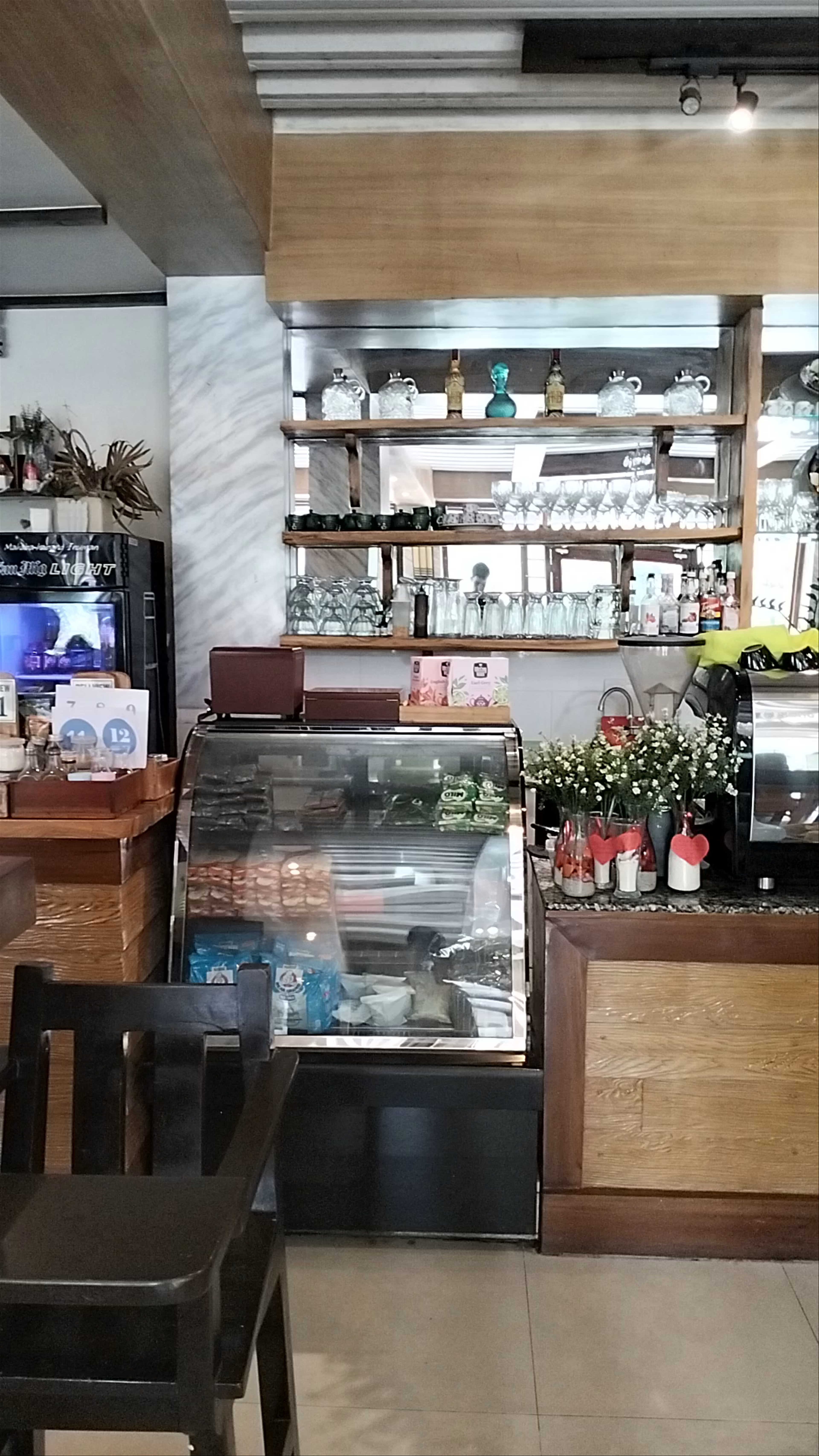 Bellview Kuzzina Bar: Cozy Local Dining in Siquijor