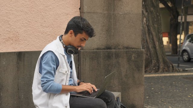 Usando laptop en la calle