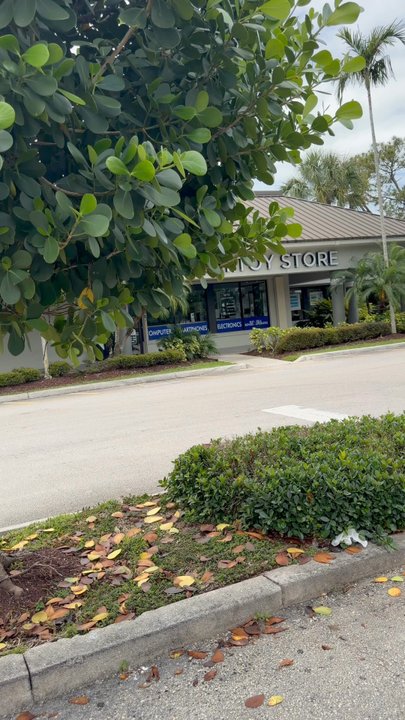 The Tech Toy Store - Horrible place, ITEMS WITHOUT WARRANTY - Mobile Phone Repair Near Me - Greenacres, Florida
