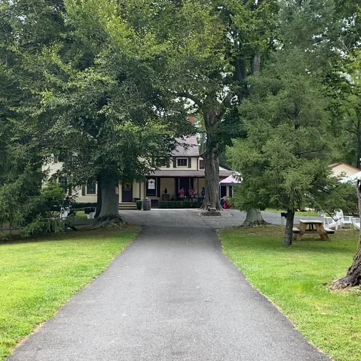 4JG's Vineyards - Nice welcoming - Wine Tasting Room Near Me - Colts Neck, New Jersey