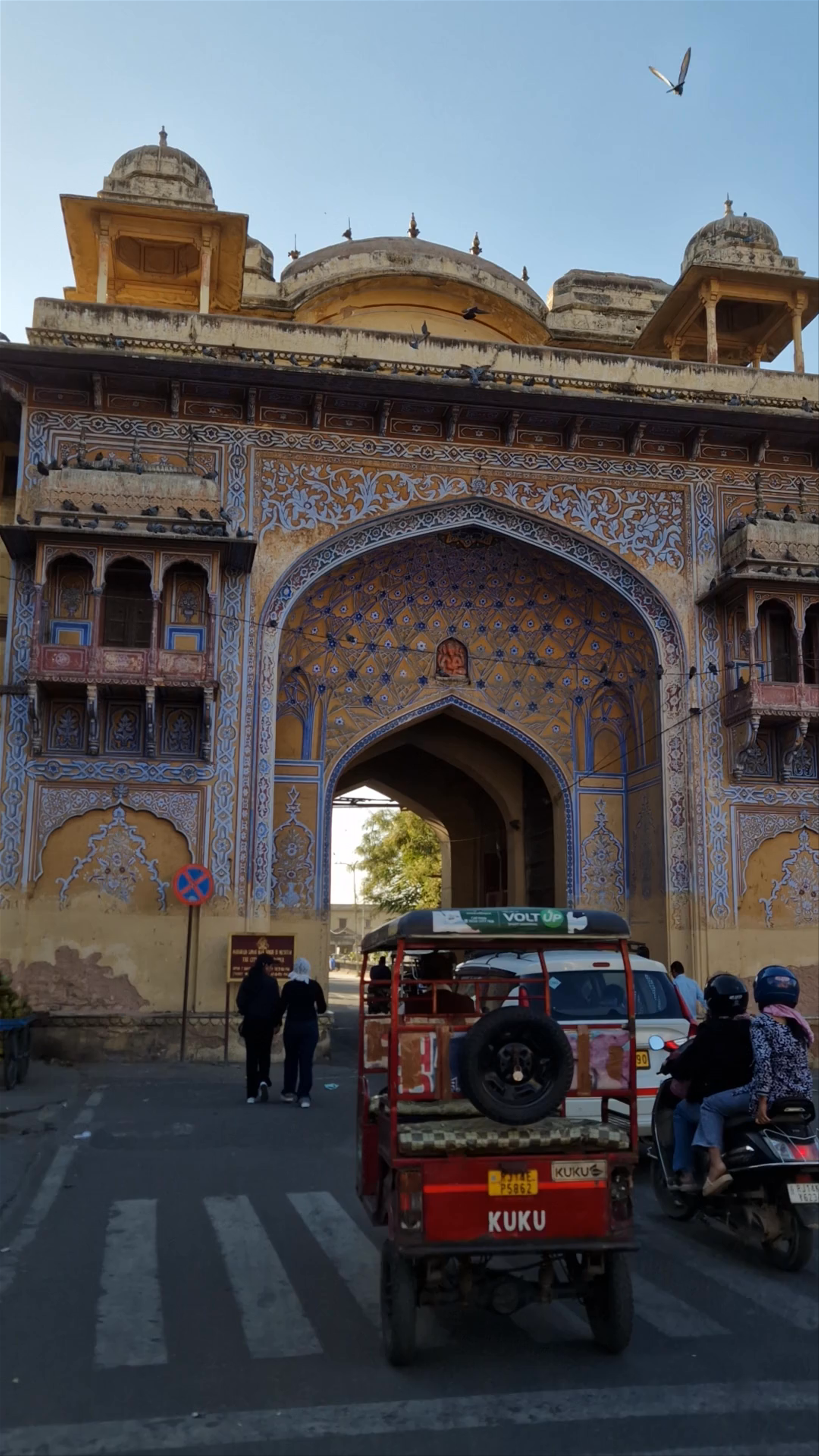 Exploring Tripolia Gate: Gateway to Jaipur's Vibrant Bazaars