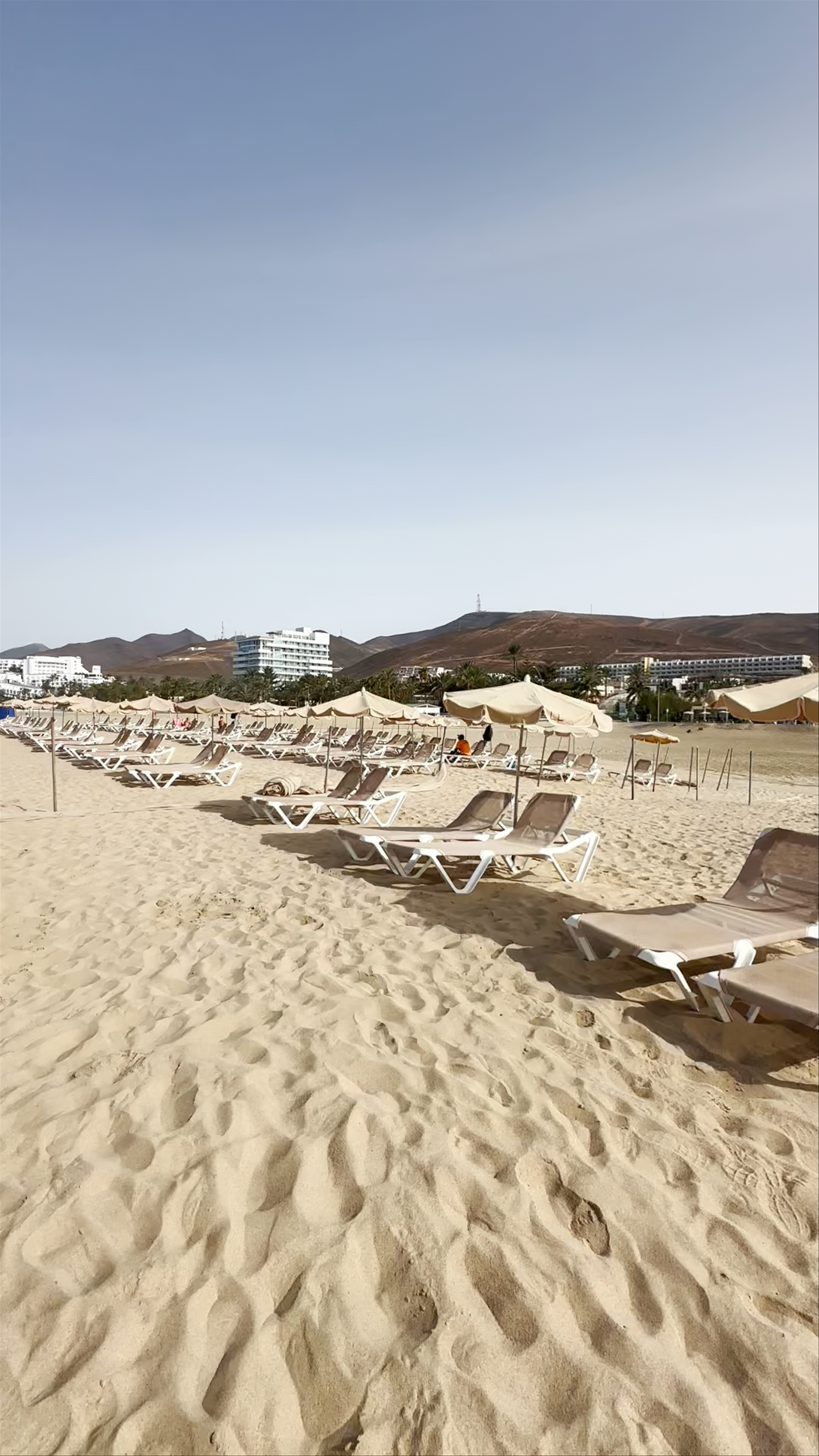 Strandliegen und Sonnenschirme