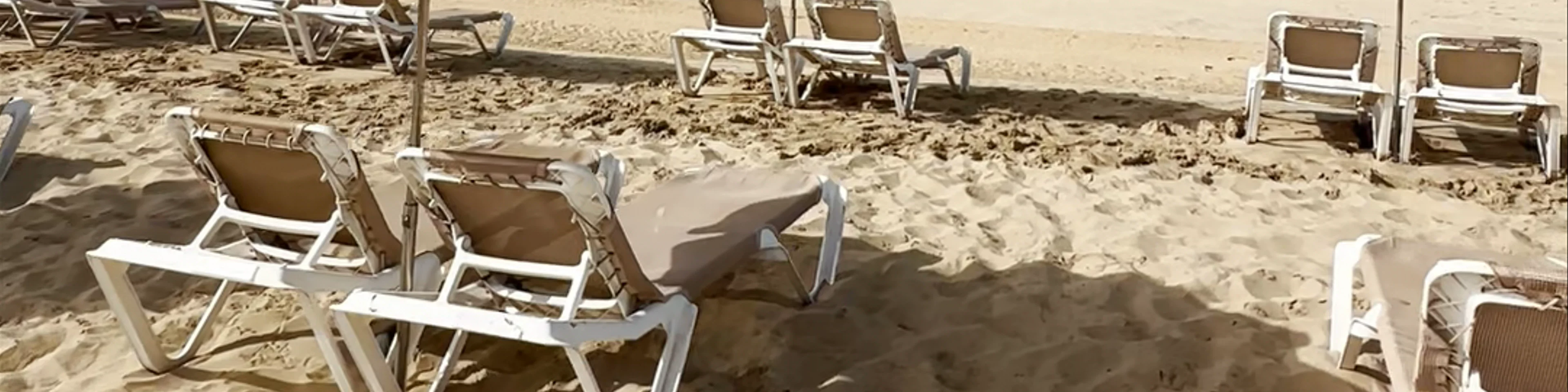 Strandliegen und Sonnenschirme
