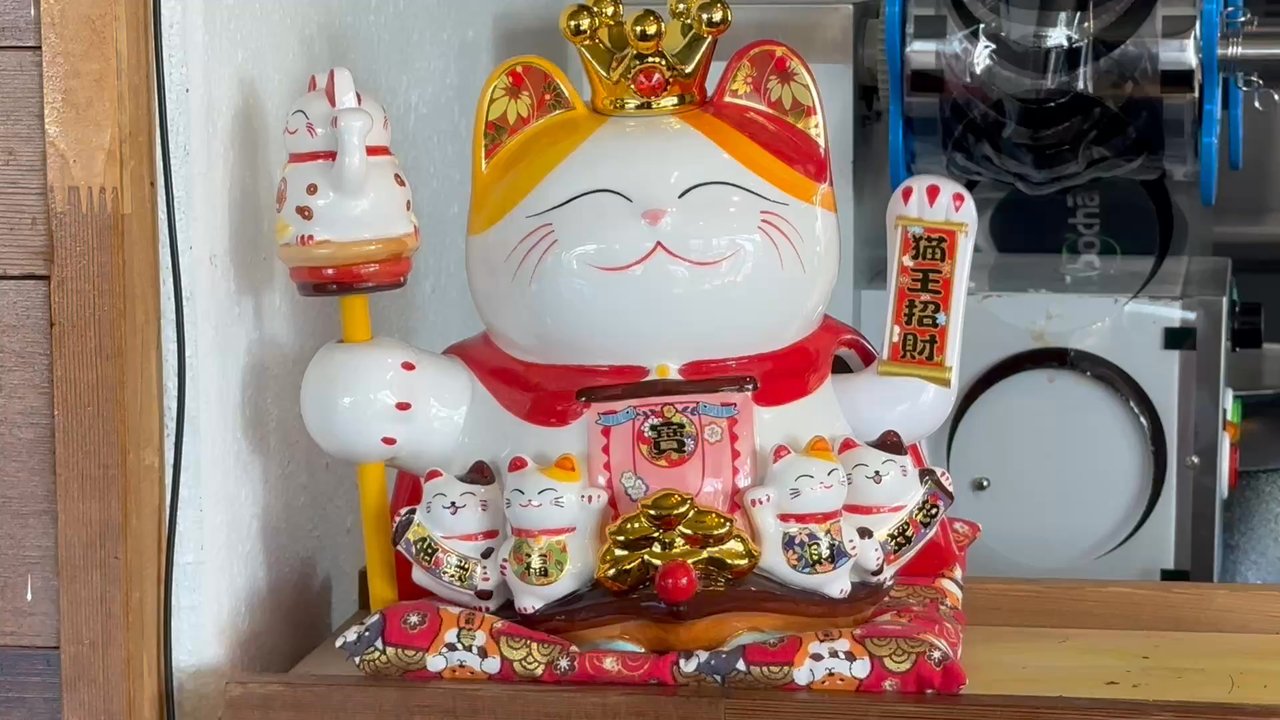 OCha Tea Corner - Lucky cat in kitchen - Bubble Tea Near Me - Portland, Oregon