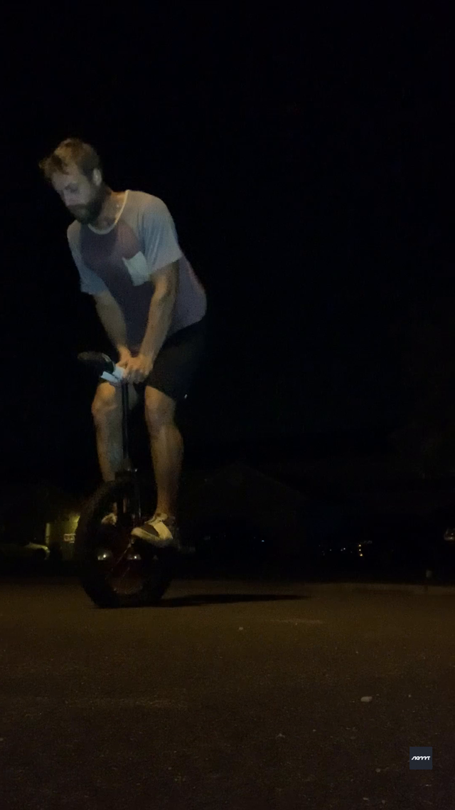 riu submission: Pistol squat on unicycle