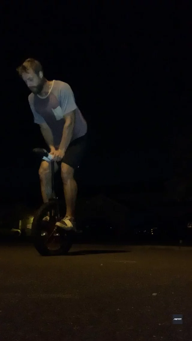 riu submission: Pistol squat on unicycle