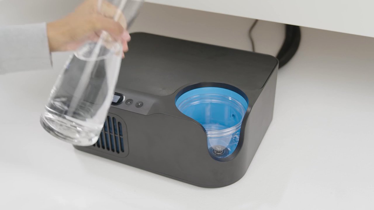 Filling Chilipad Dock reservoir with distilled water until hydrolayer is full